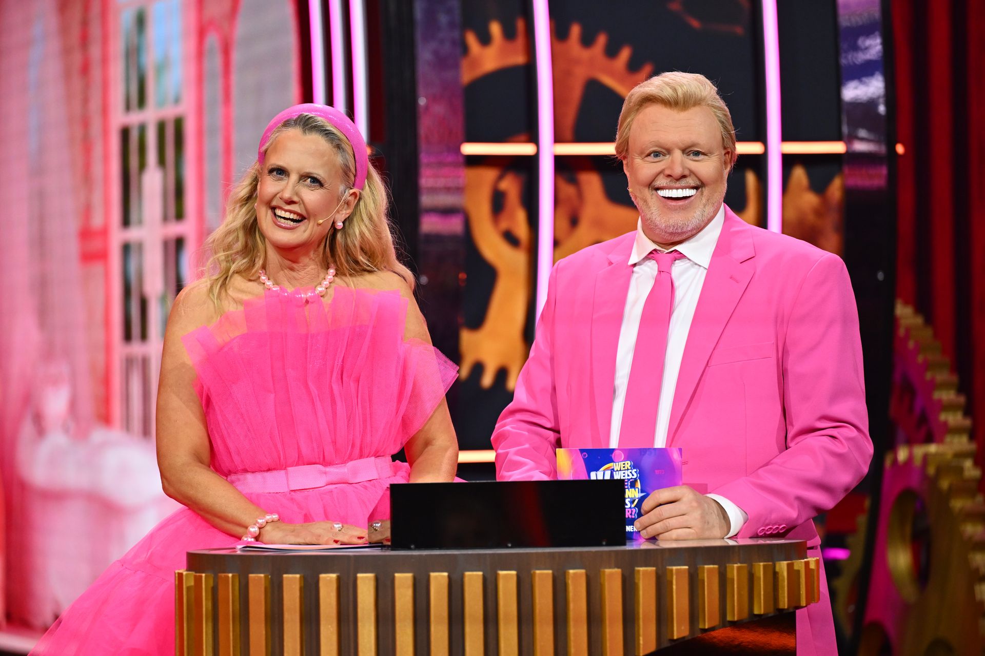 Barbie und Ken bei RTL: Barbara Schöneberger und Stefan Raab warfen sich in "Wer weiß wie wann was war?" in auffälligen Zwirn.