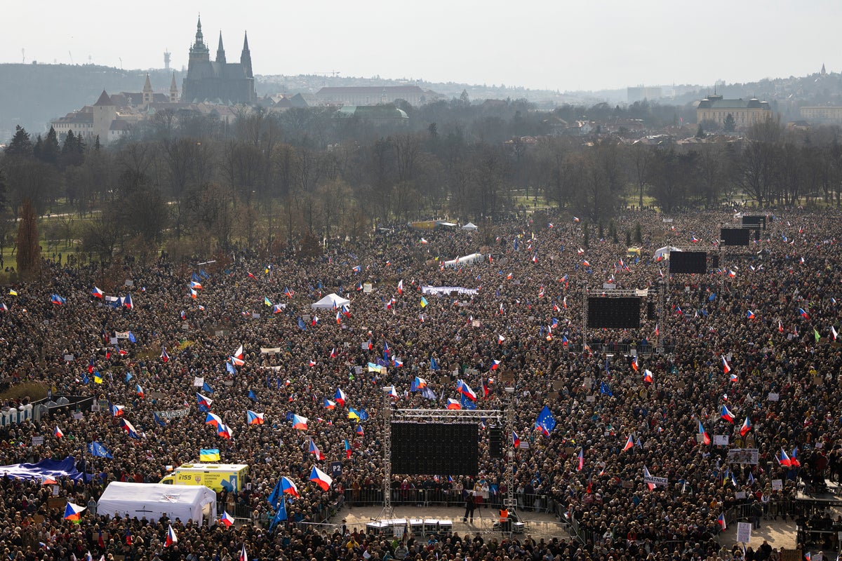 Decenas de miles de manifestantes se concentran en Praga contra el ...