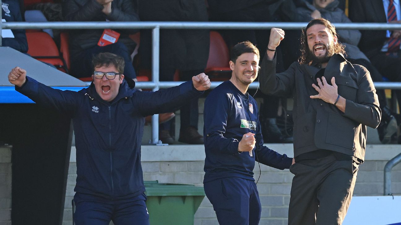 Andy Carroll victorious on managerial debut with Dagenham and Redbridge<br><br>