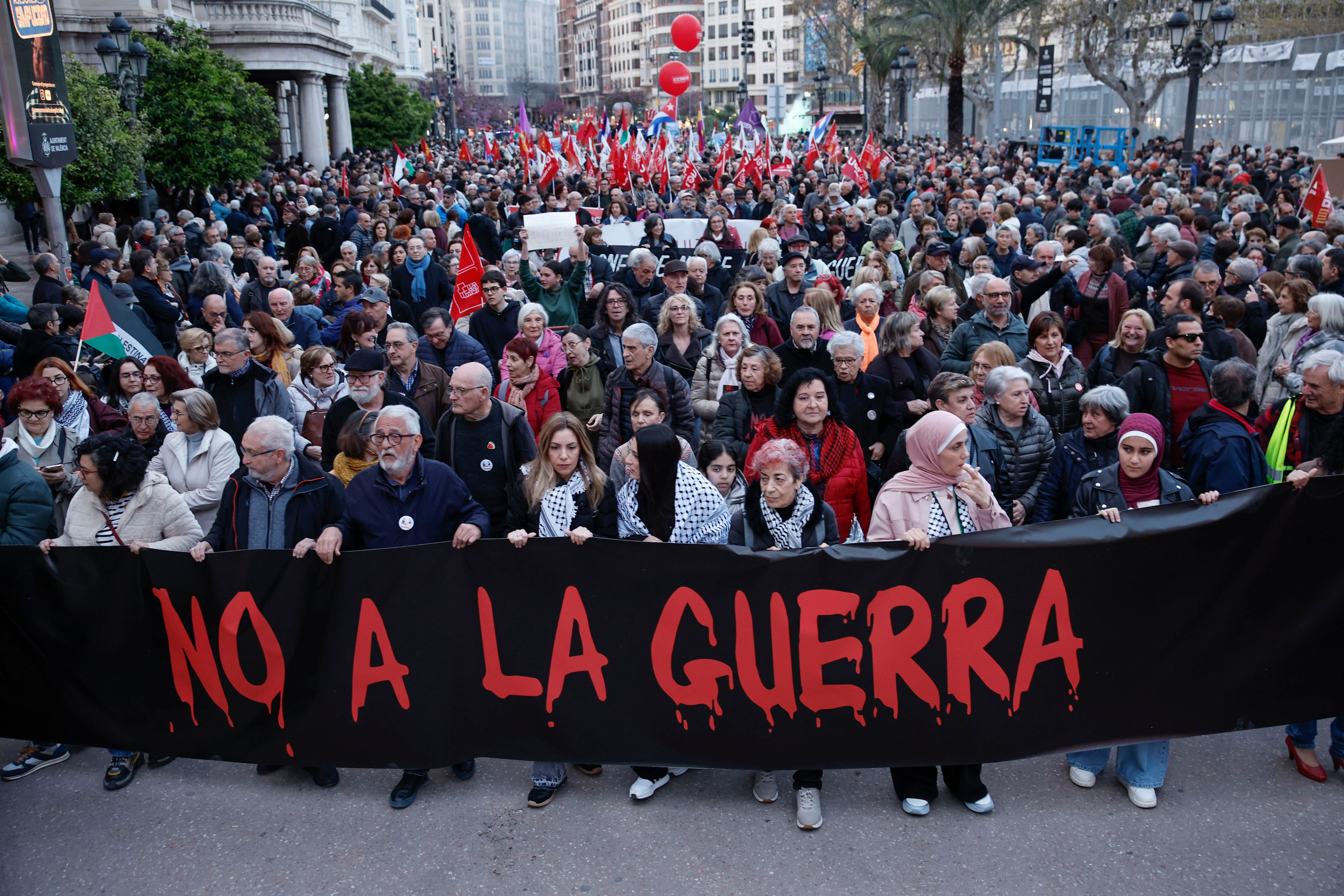 Una manifestación recorre el centro de Valencia al grito de “No a la ...