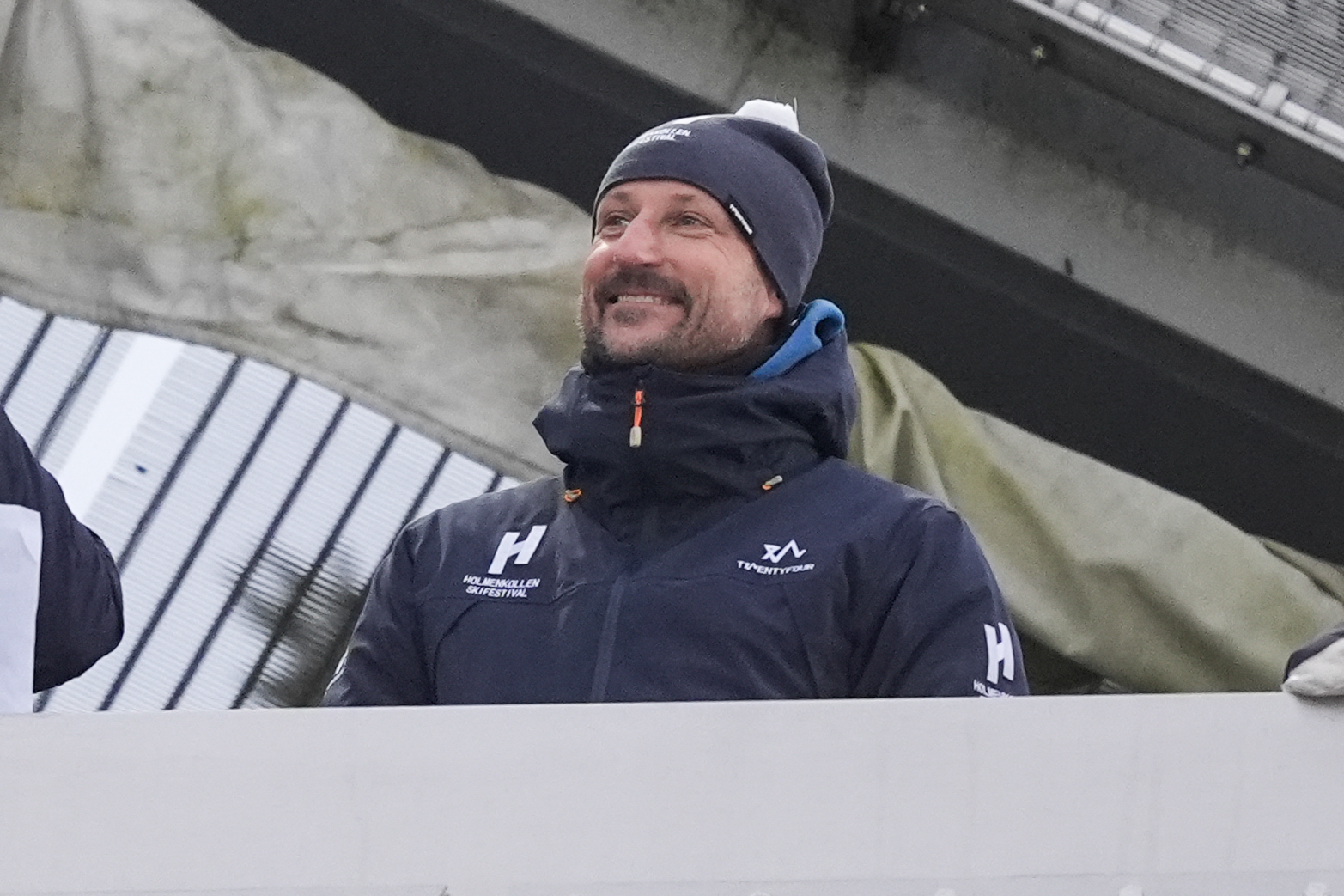 Kronprins Haakon under hopp stor bakke for menn i verdenscupen i Holmenkollen lørdag 14. mars 2026. Foto: Terje Pedersen / NTB