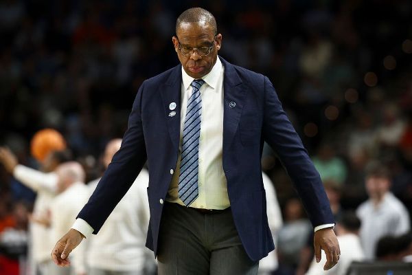 Sources: UNC, Davis discussing future after tournament loss