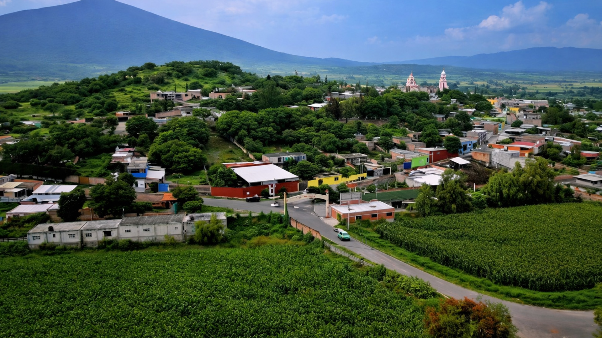 El pueblo rural entre extensos campos verdes
