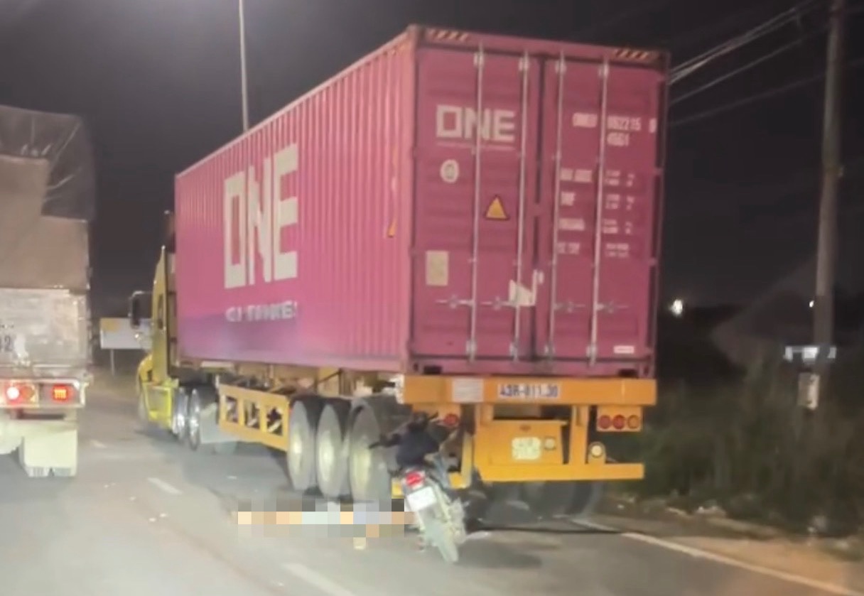 Tông vào đuôi xe đầu kéo trên đường dẫn cao tốc, 1 người đi xe máy tử vong