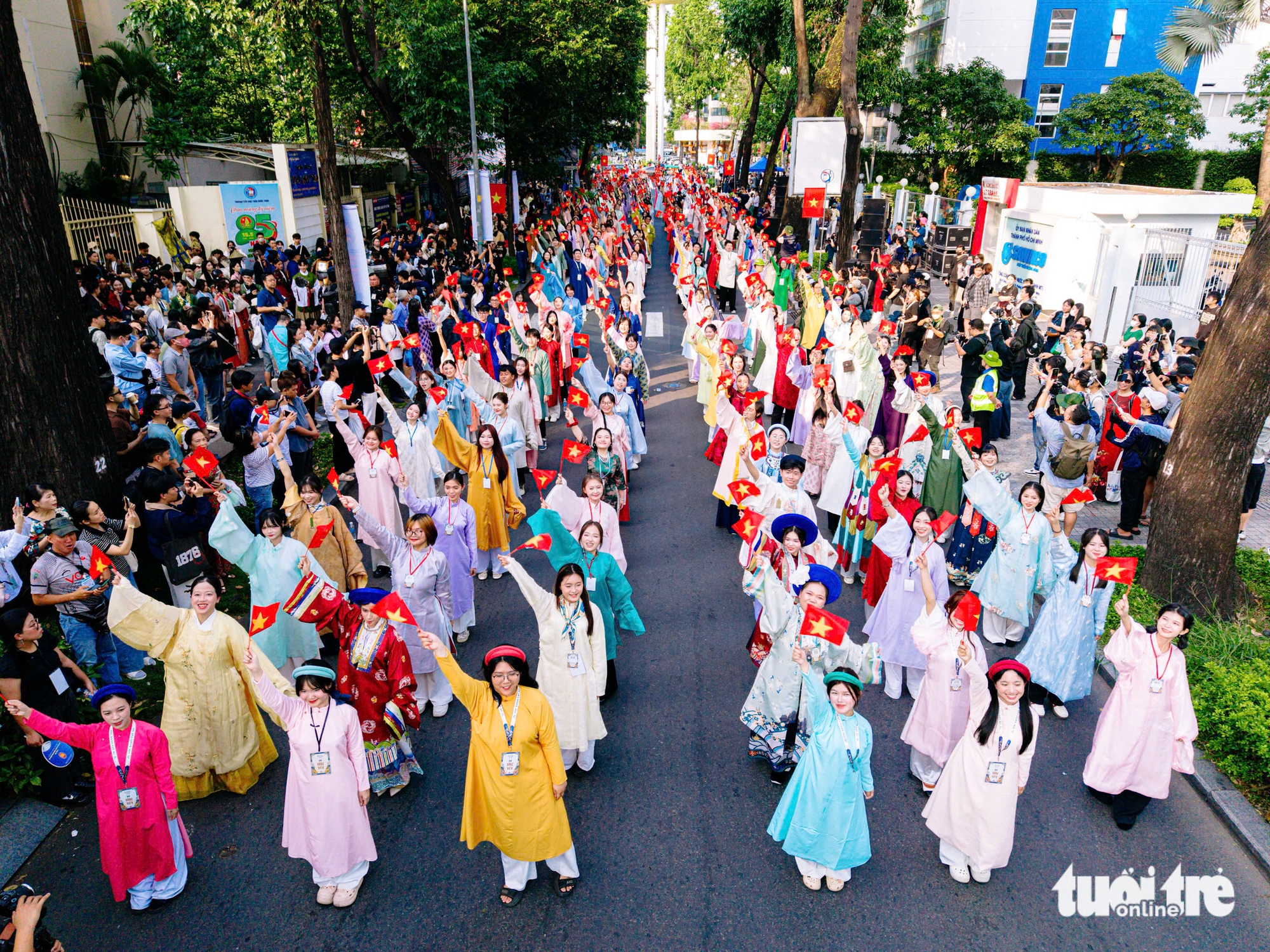 Hơn 1.000 bạn trẻ diện Việt phục diễu hành giữa trung tâm TP.HCM