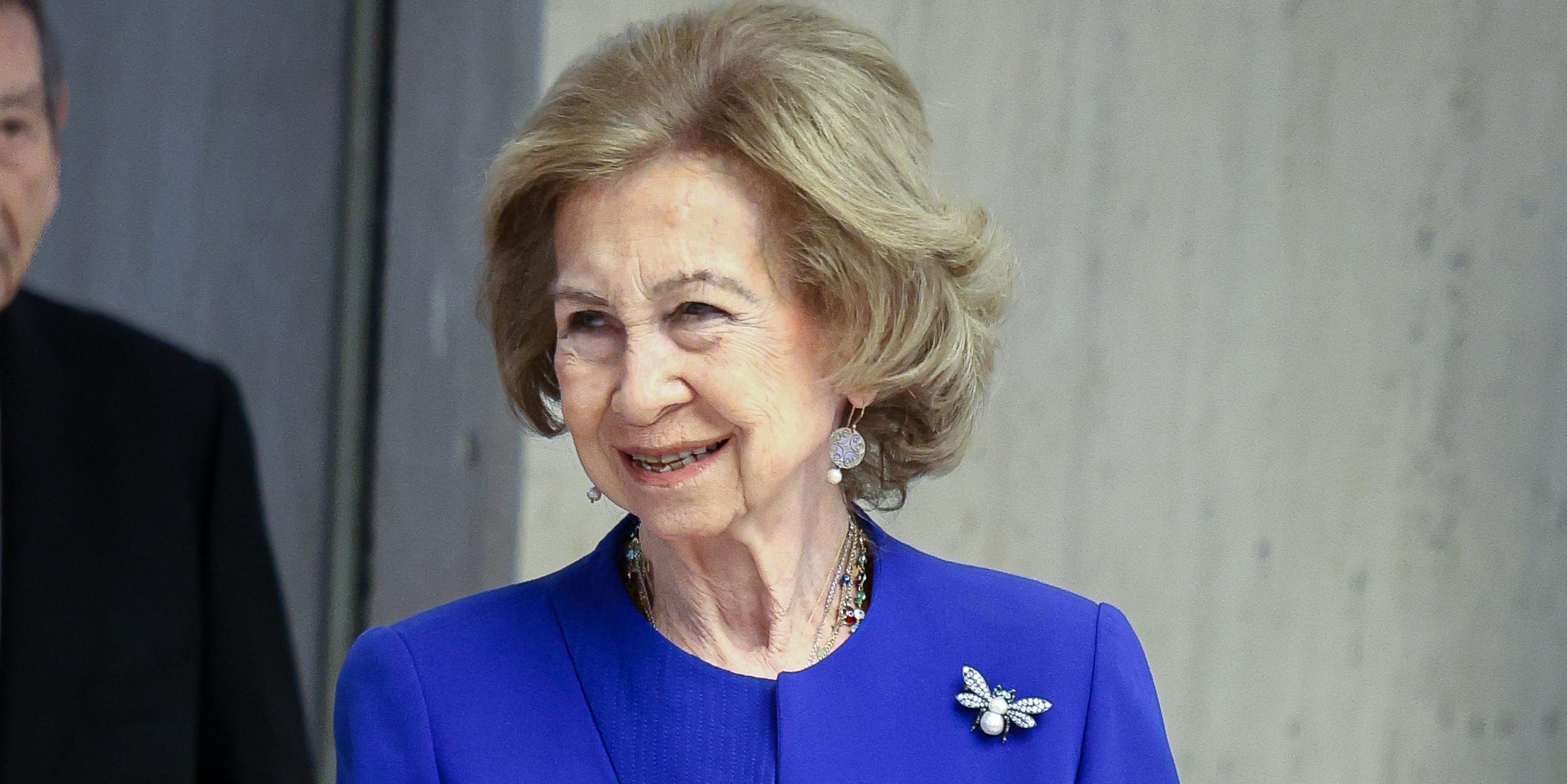 La reina Sofía prueba el poder del azul más favorecedor en su viaje a Miami