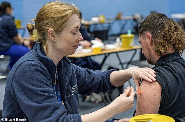 AA1Z80Uf Meningitis B Vaccine Recommended for All Teens, Expert Says