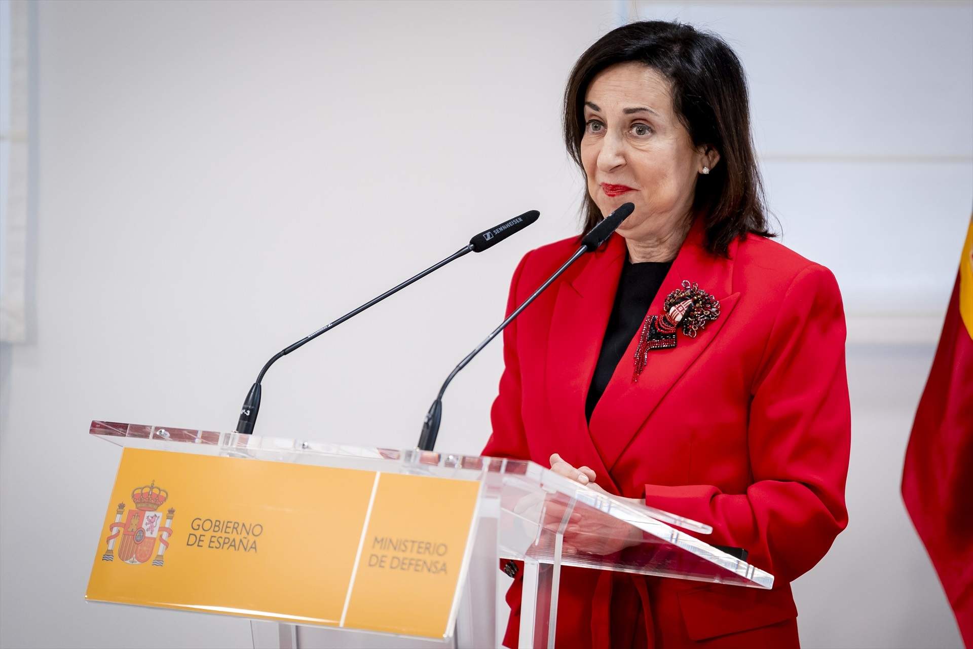 Robles descarta la retirada de EE. UU. de las bases y pide a Trump que ...