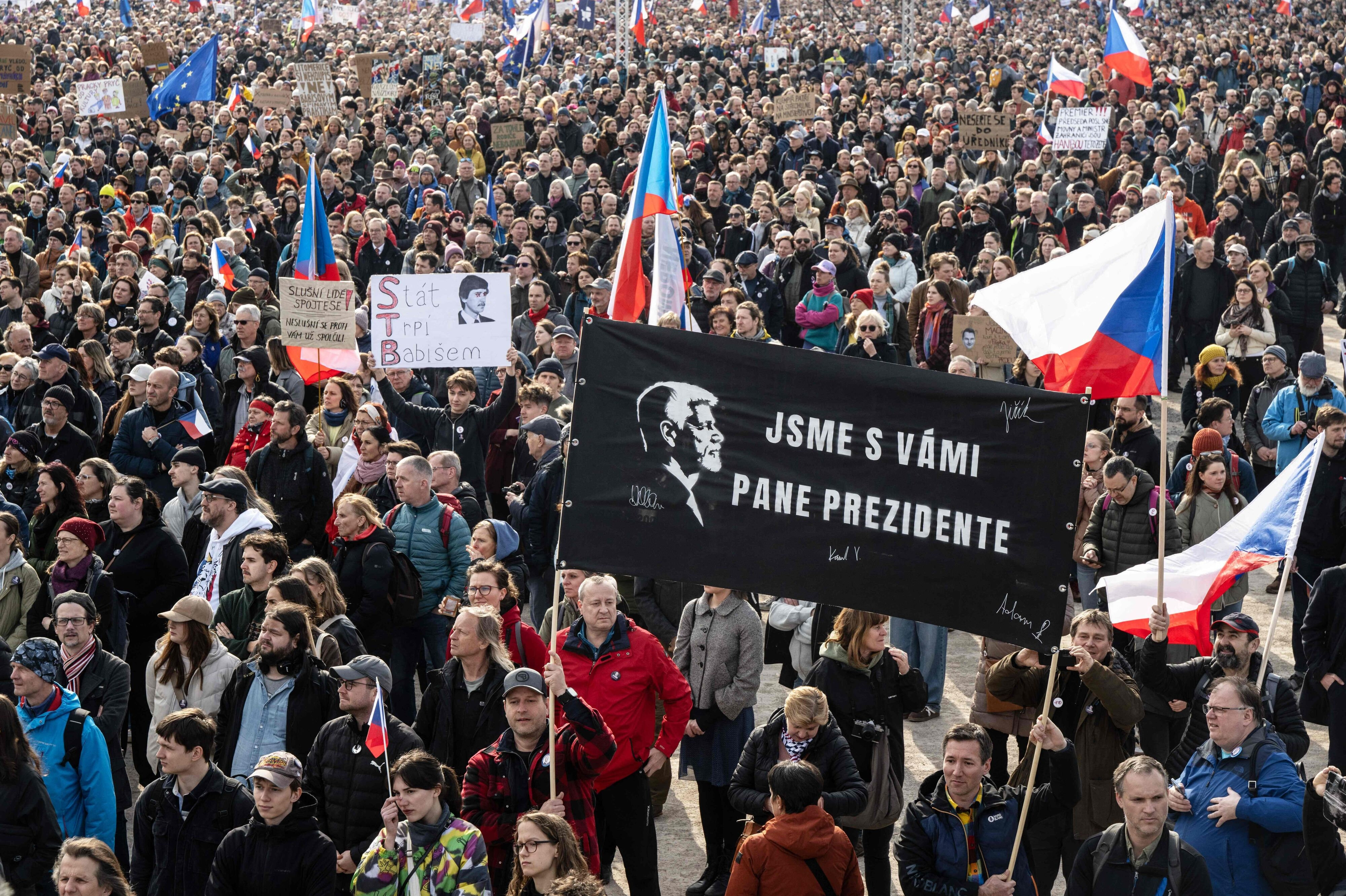 Titusindvis i Prag kritiserer Tjekkiets regering for arrogance