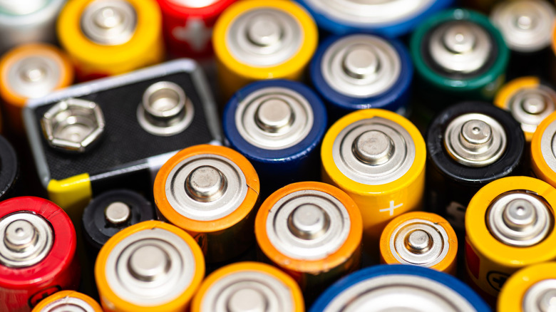 Do 'B' size batteries exist? Why this type was forgotten