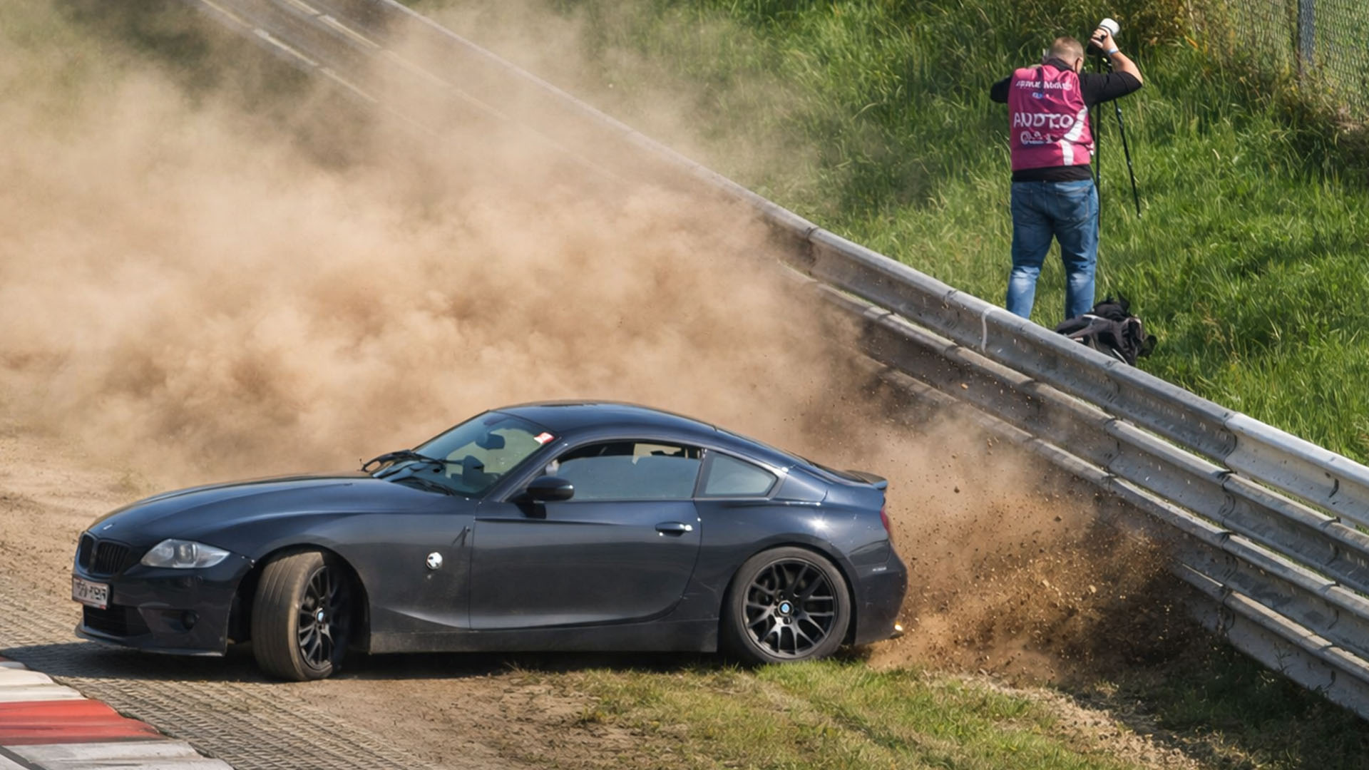 Car loses control at Nürburgring and nearly reaches trackside photographer