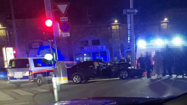 BMW-Lenker muss am Gürtel notbremsen, donnert in Mast
