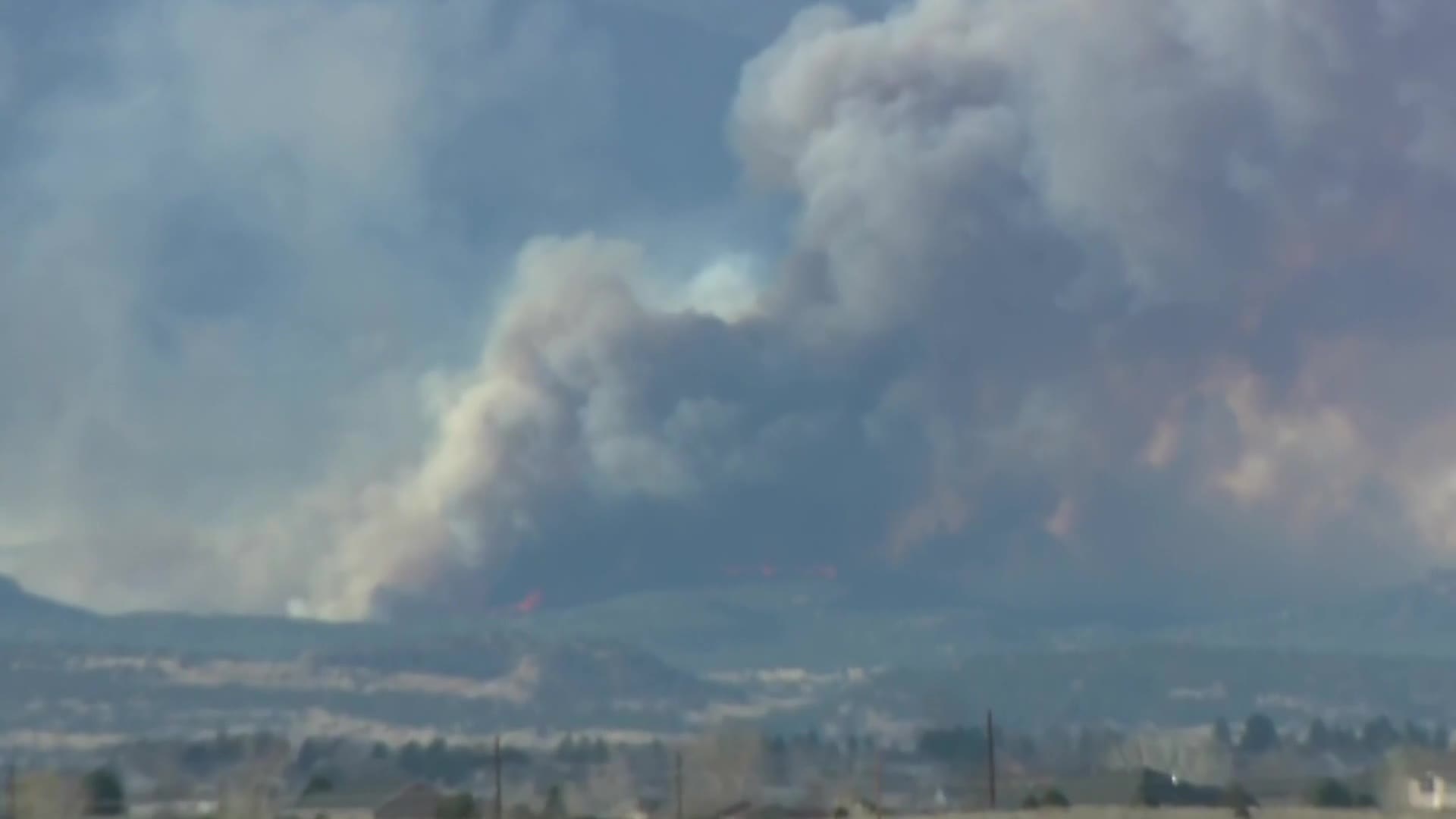 1,900-acre wildfire forces evacuations - community rallies to save pets ...
