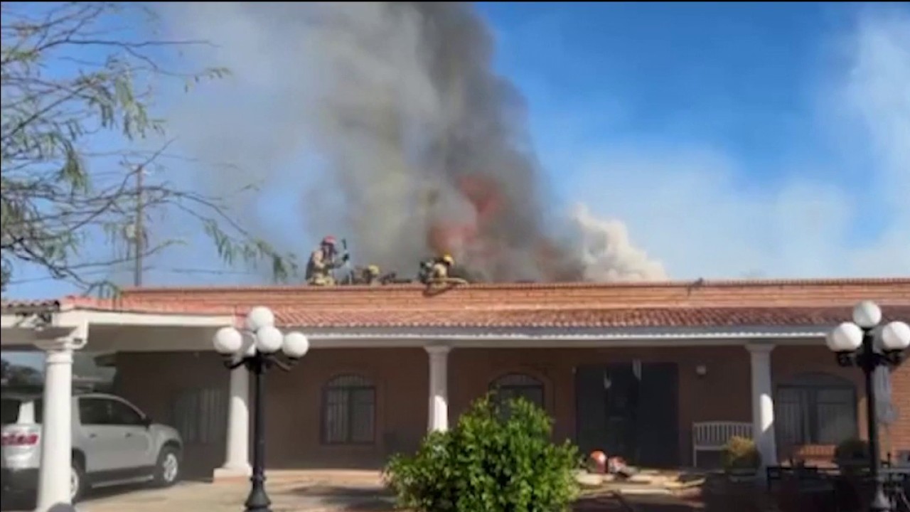 Double house fire in Phoenix displaces 7 people