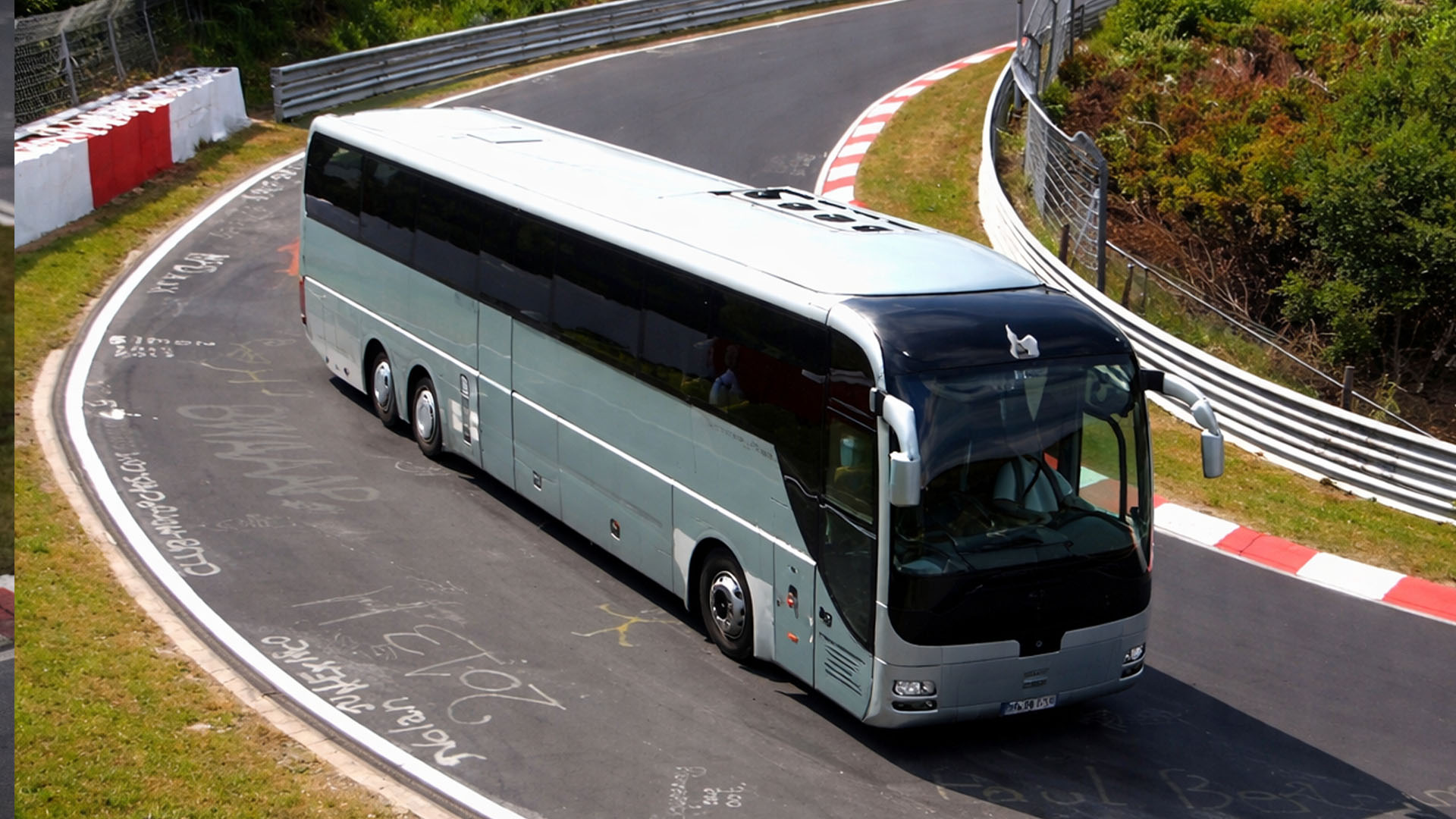 Special Nürburgring event brings buses onto Nordschleife track