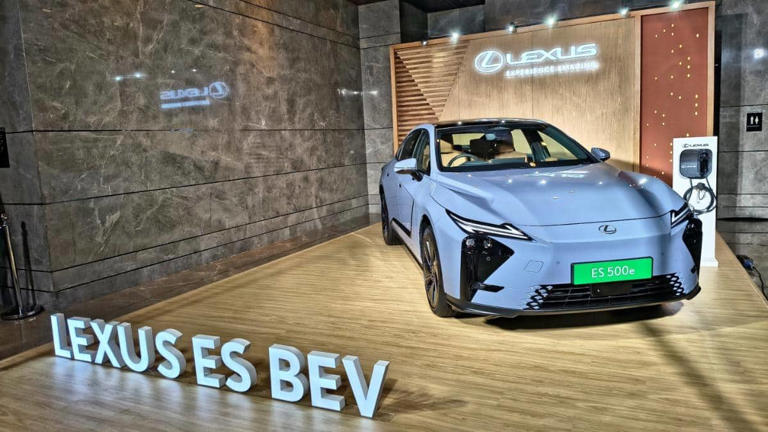 Lexus ES 500e first look: Electric sedan also has a hybrid sibling