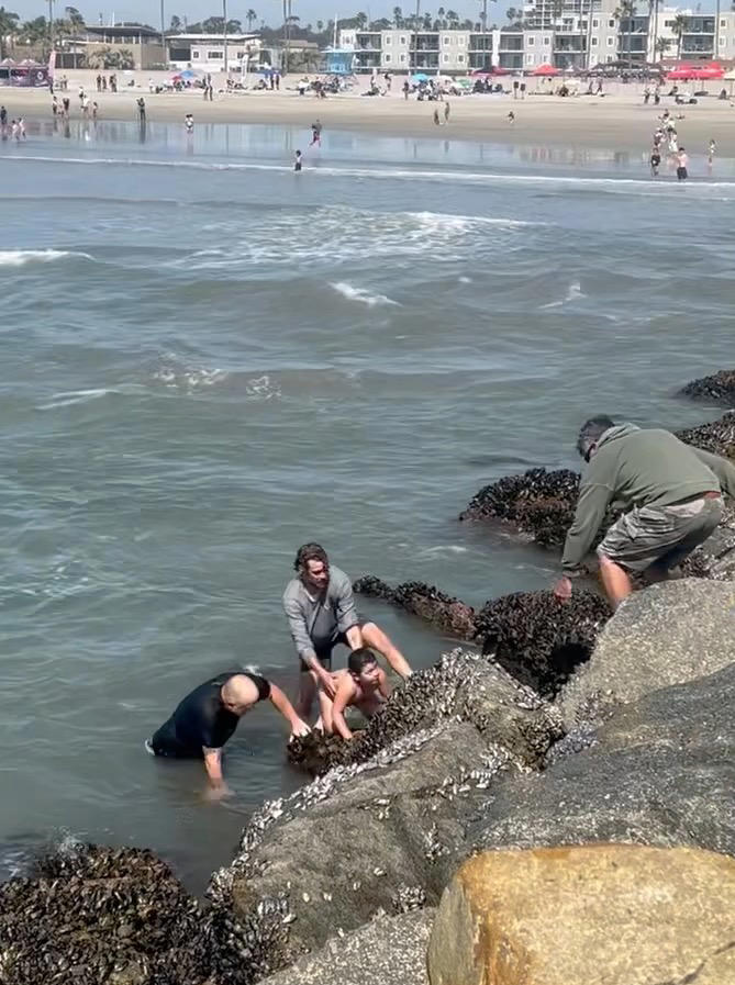 Dramatic video shows hero surf instructor rescue drowning girl