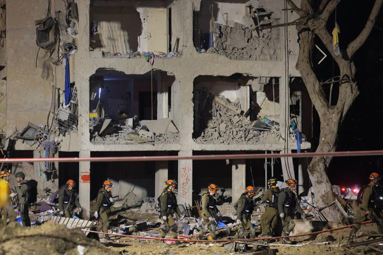 Israeli soldiers work at the scene of damage after Iranian missile barrages struck residential buildings in Arad, amid the U.S.-Israel conflict with Iran, in southern Israel, March 22, 2026. REUTERS/Ronen Zvulun