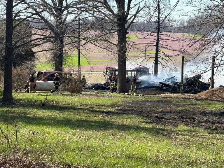Fire crews respond to barn fire in Posey County