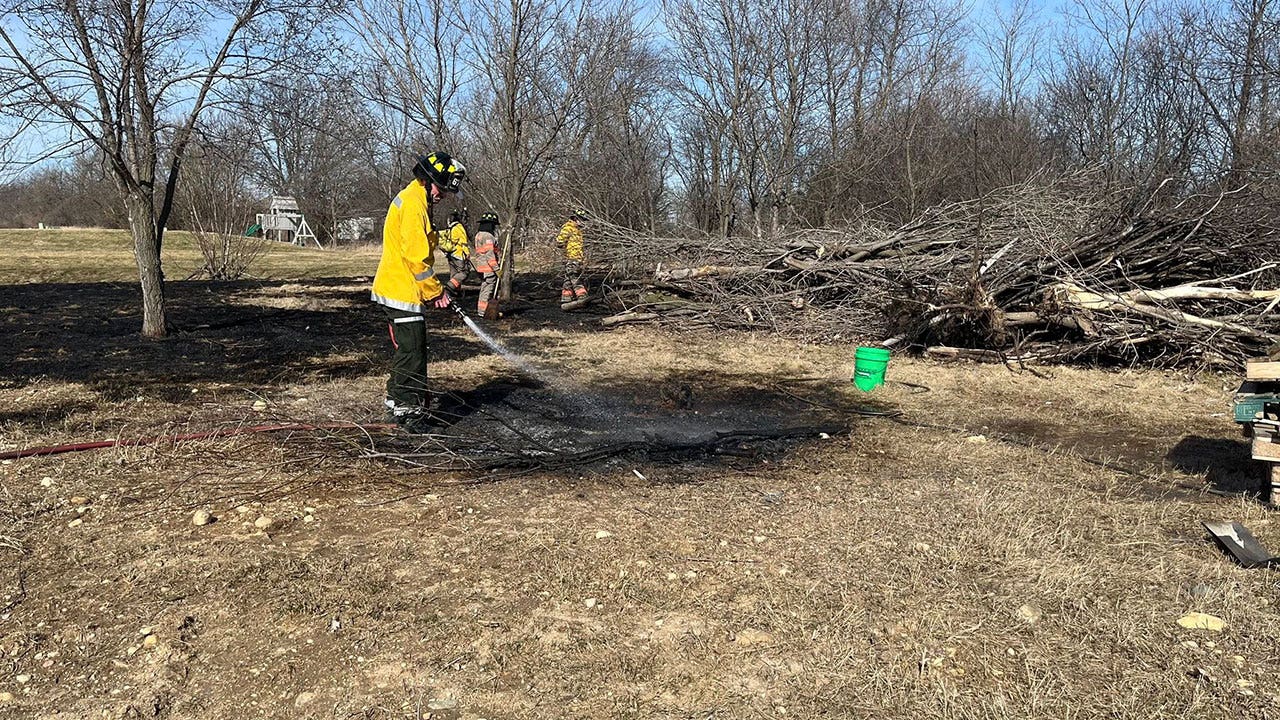 AA1Z8kyi Mukwonago Grass Fire Rages on Pheasant Field Drive Amid Windy Conditions