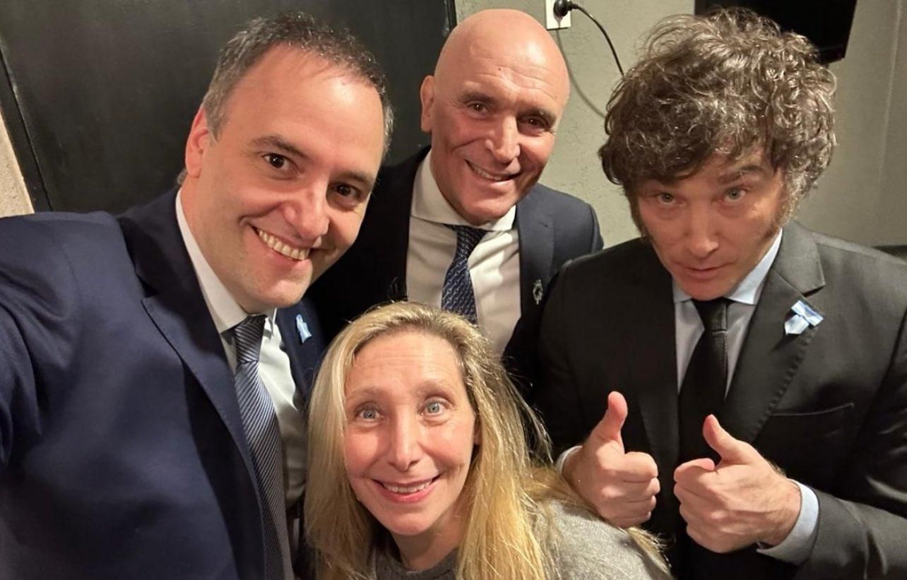 Manuel Adorni, José Luis Espert y los Milei, hermanados en una foto