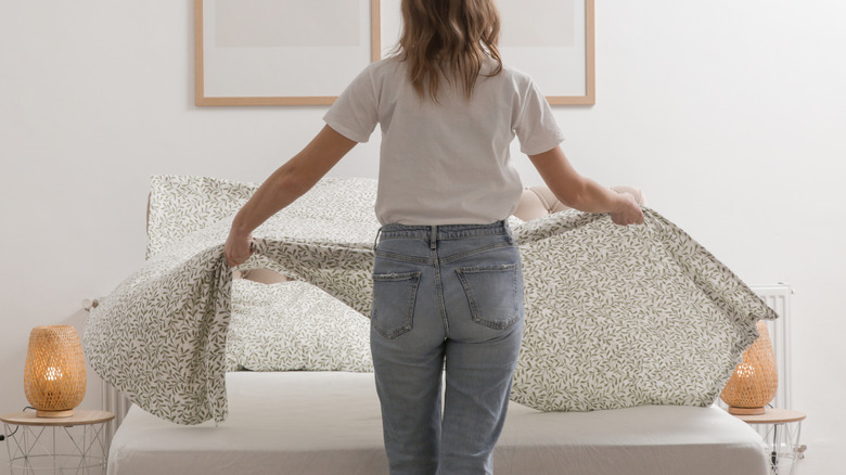 Turn an old bed sheet into a more sustainable grocery choice