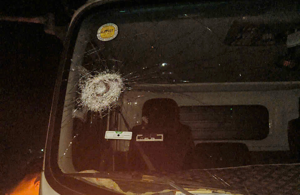 Nhóm thiếu niên ném đá vào ôtô để tiêu khiển