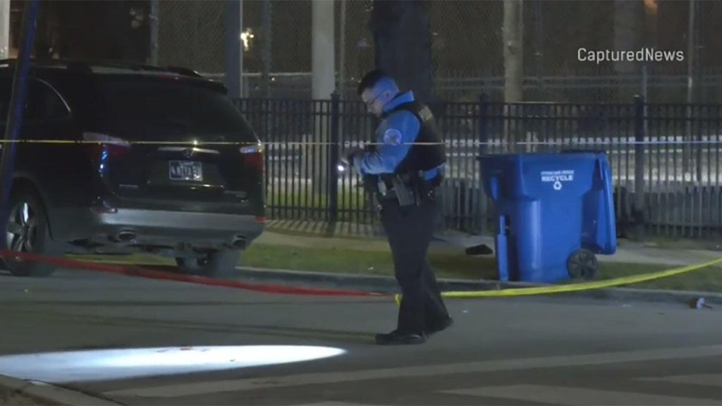 1 man dead, 2 wounded in shooting in Chicago's Bronzeville neighborhood