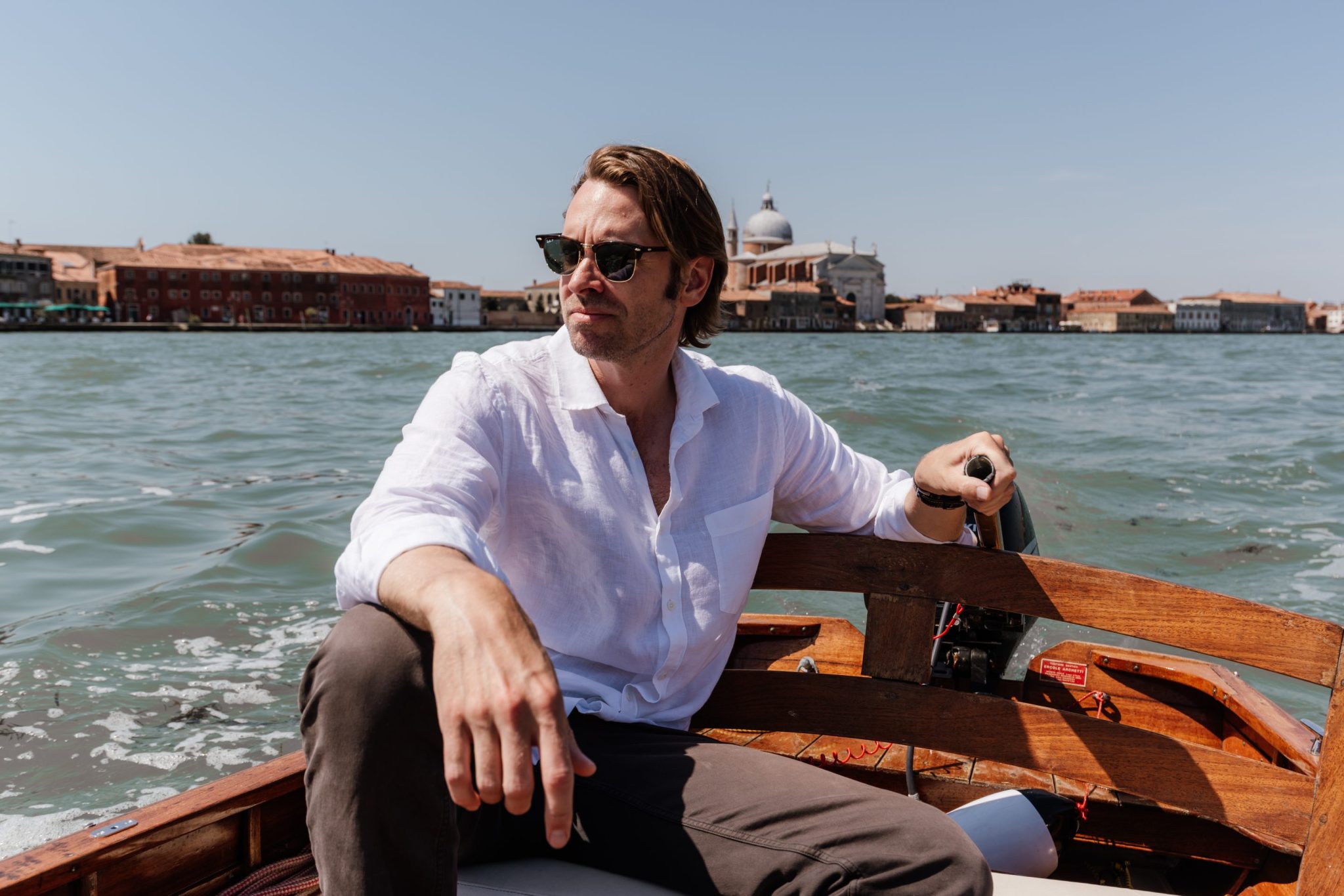 To unwind from his 12-hour shifts, this doctor splits his year between Kentucky and Venice—he pulls into his $438K apartment by boat<br><br>