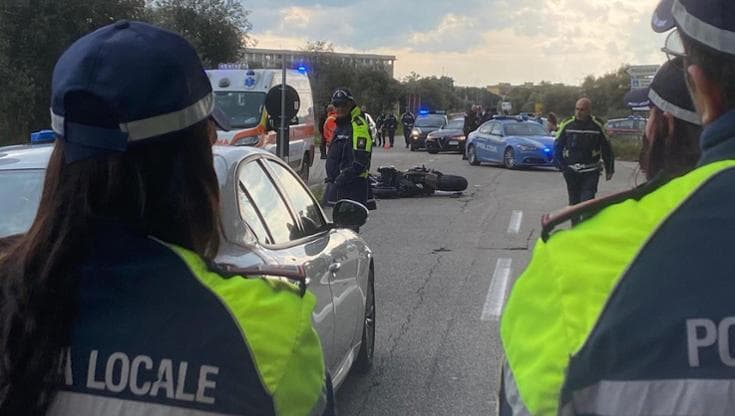 Scontro tra auto e moto sulla strada Modugno-Bari, un uomo muore sul colpo