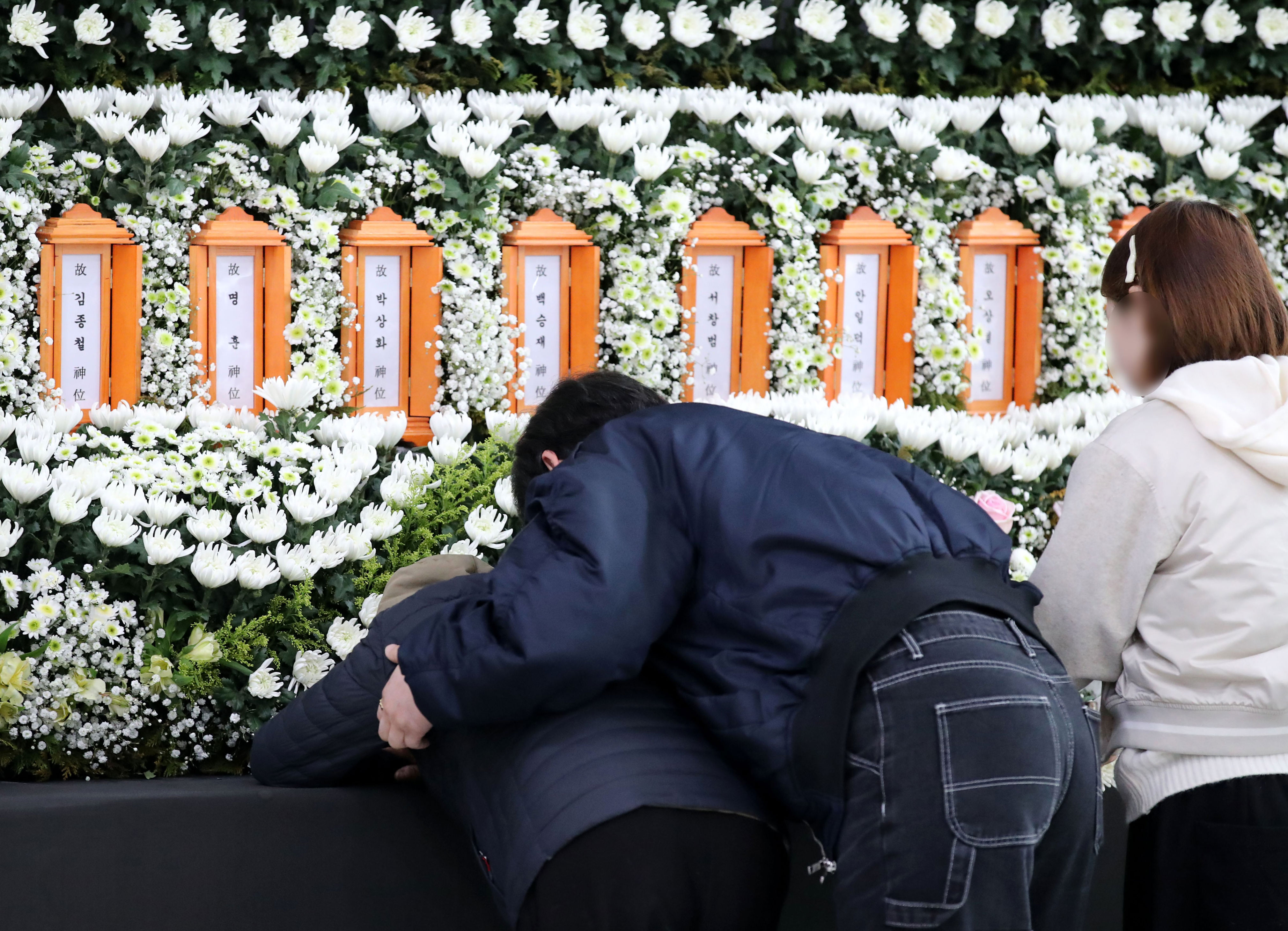 Families mourn Anjun industrial fire victims at memorial altar
