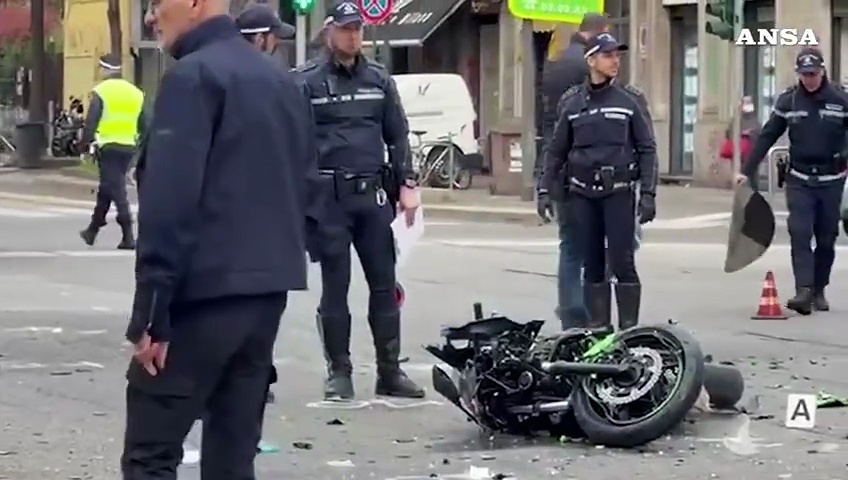 Scontro a Milano tra un taxi e una moto, morti due ventenni