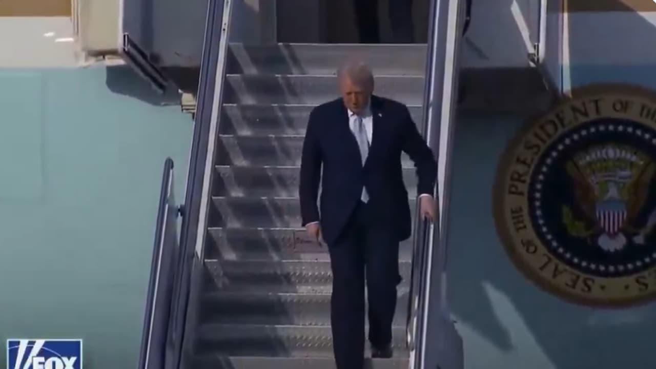 tired-dishevelled-donald-trump-video-on-air-force-one-stairs-sparks