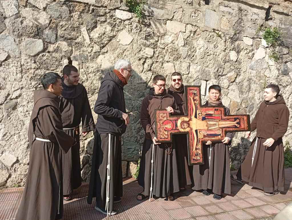 I frati minori portano la catechesi tra la gente in Piazza Cairoli