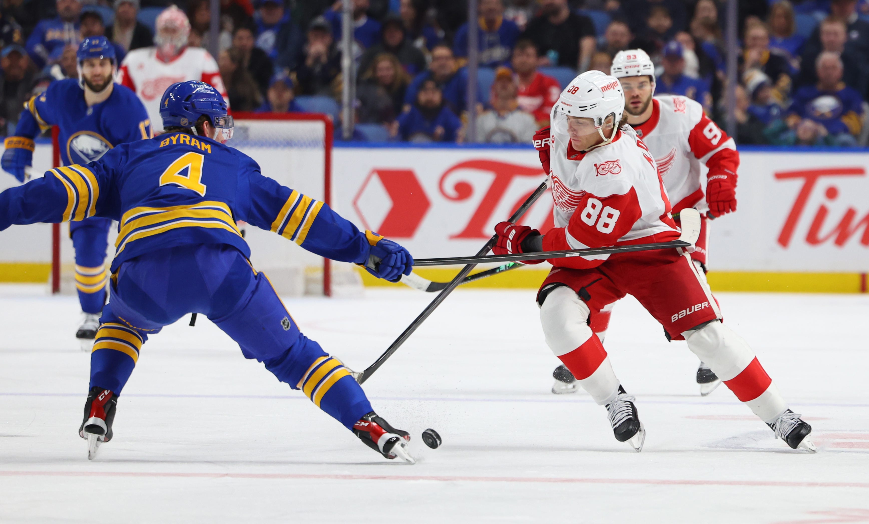 Recap: Red Wings build early lead, down Sabres, 5-2