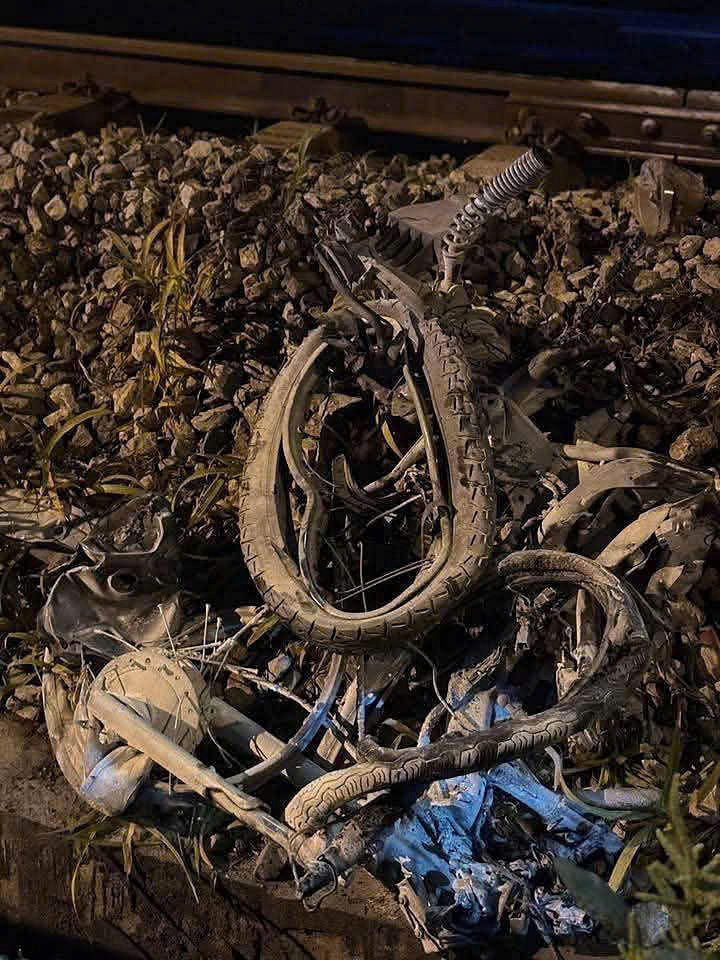 Va chạm với tàu hỏa, hai người chết