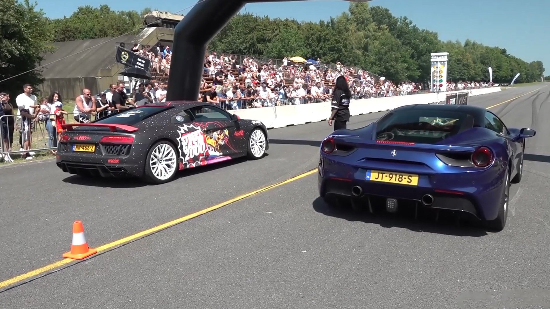 Spannendes Drag Race Ferrari 488 gegen Audi R8