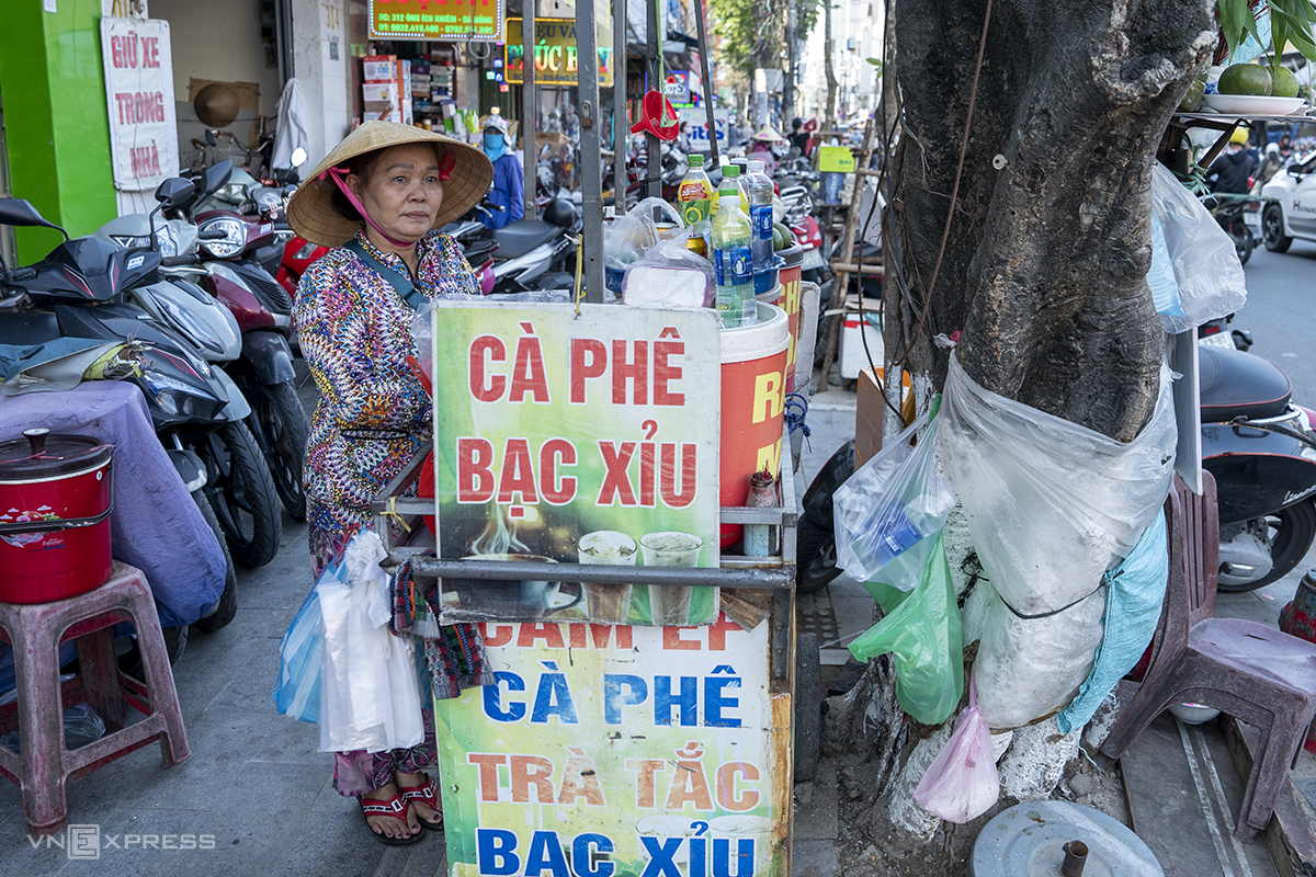Người dân Đà Nẵng xoay xở với lệnh cấm kinh doanh trên vỉa hè