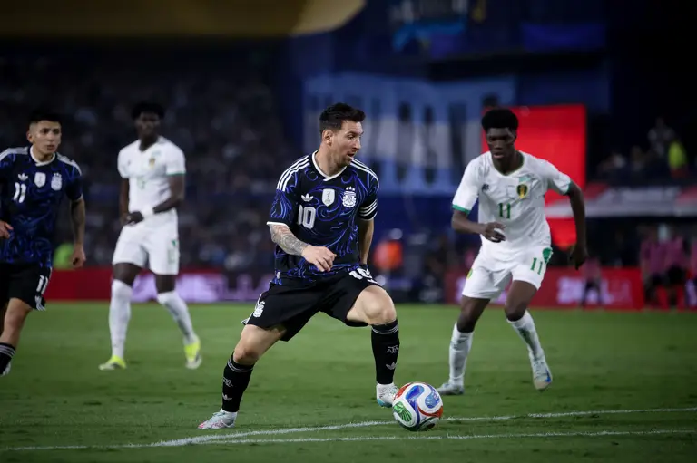 La queue des joueurs de la Mauritanie devant le vestiaire de l’Argentine pour récupérer le maillot de Messi