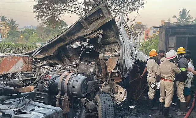 Cab driver burnt alive after parked car hit by lorry in Bengaluru