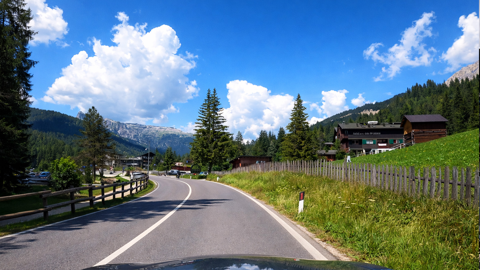 Scenic autoroute door Zuid-Tirol en de Dolomieten in Italië (4K)