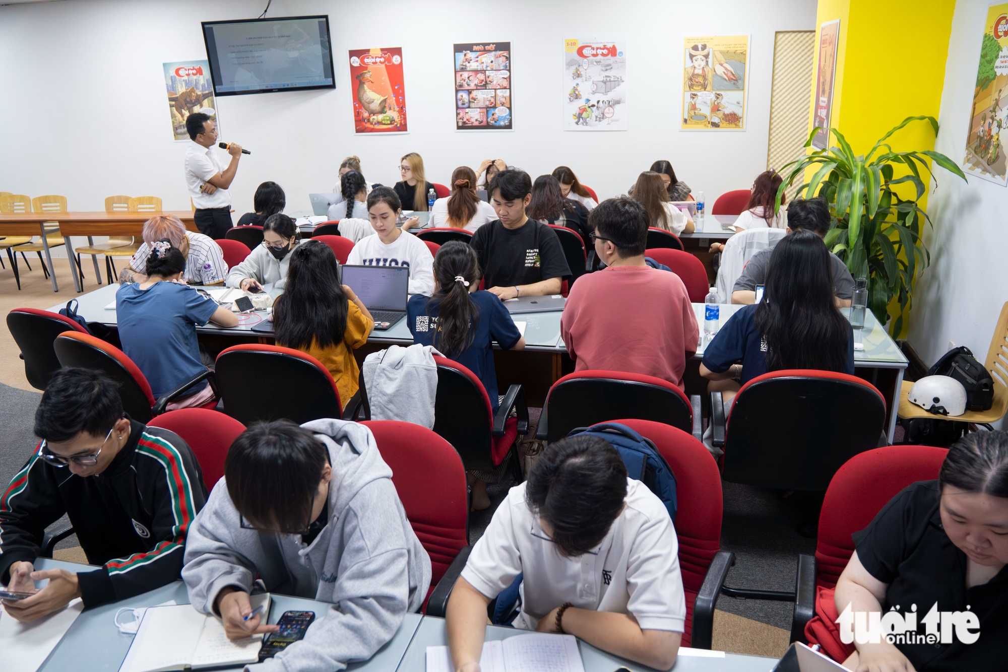 Sinh viên học viết bình luận và tham quan không gian làm việc mới tại báo Tuổi Trẻ