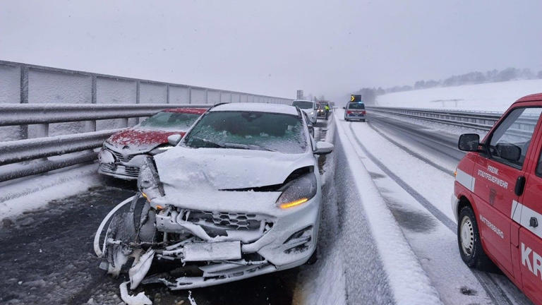 Am Freitag kam es auf der S31 in Richtung Eisenstadt zu einem schweren Unfall. Drei Personen wurden dabei verletzt.