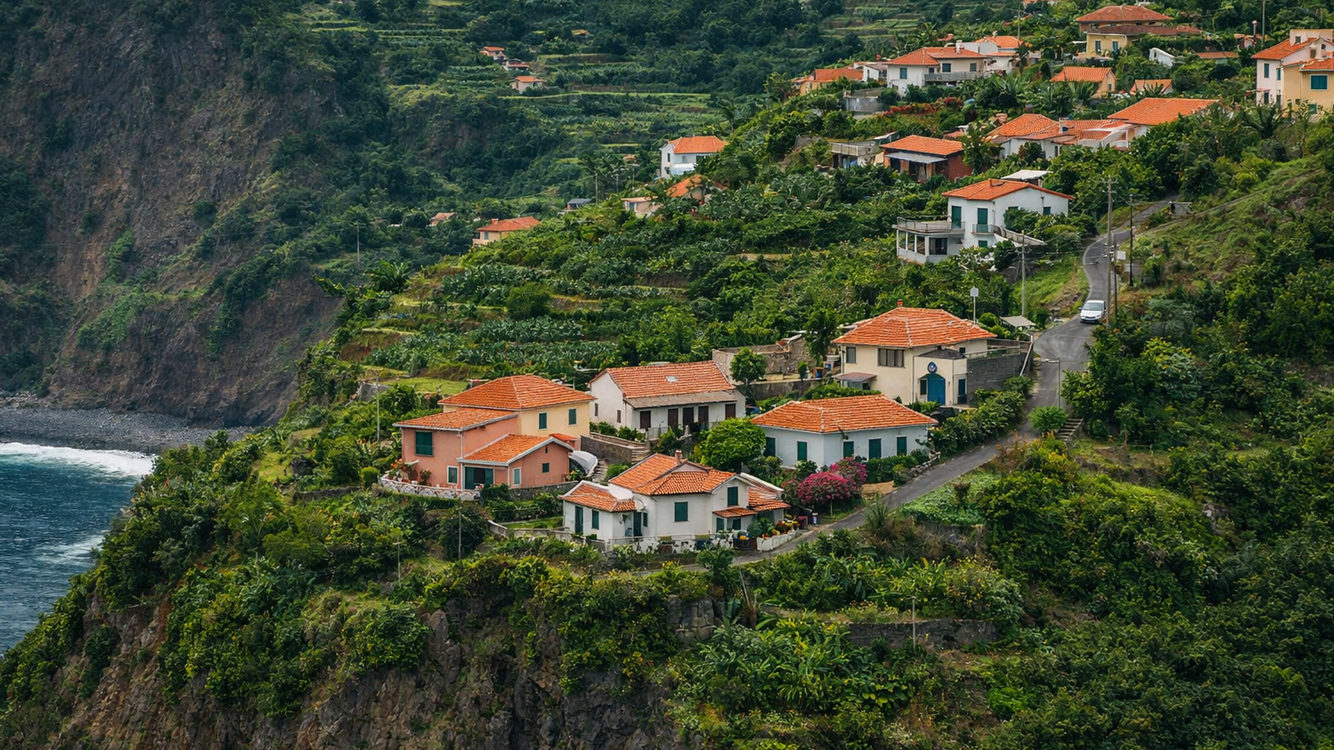 Des maisons construites au bord d'une falaise abrupte