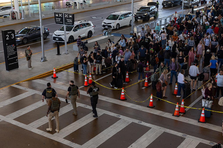 House says no deal! as long lines at TSA continue to grow
