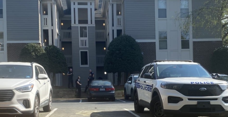 Woman shot, killed at north Charlotte apartment complex, police say