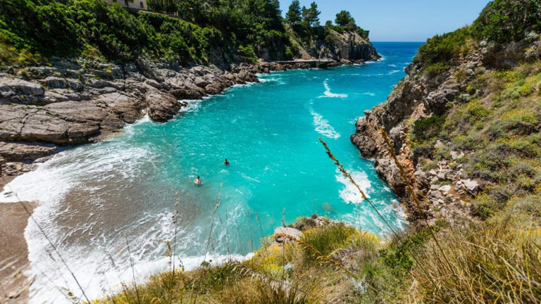 La Baia di Ieranto è tra le spiagge più belle del mondo secondo BBC: “Natura selvaggia e panorama sublime”