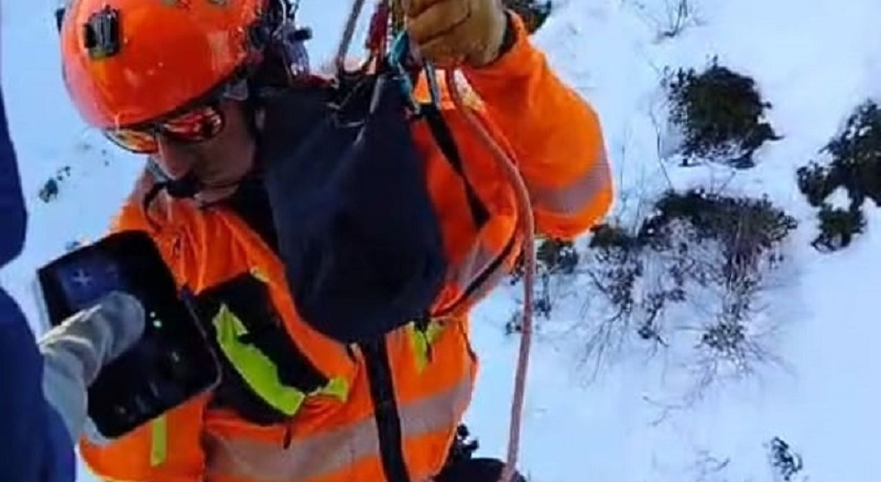 Alpinista scivola e precipita per 100 metri nel canale ghiacciato, gli ...