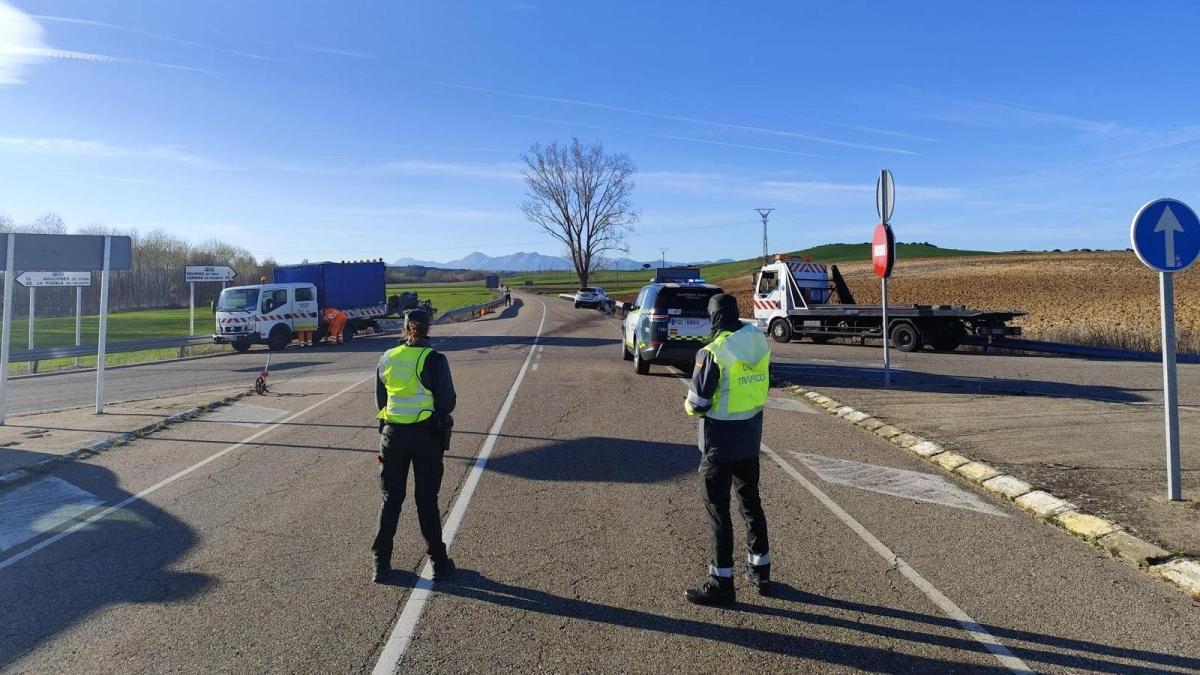 Un muerto y dos heridos tras un choque frontal entre un coche y un ...