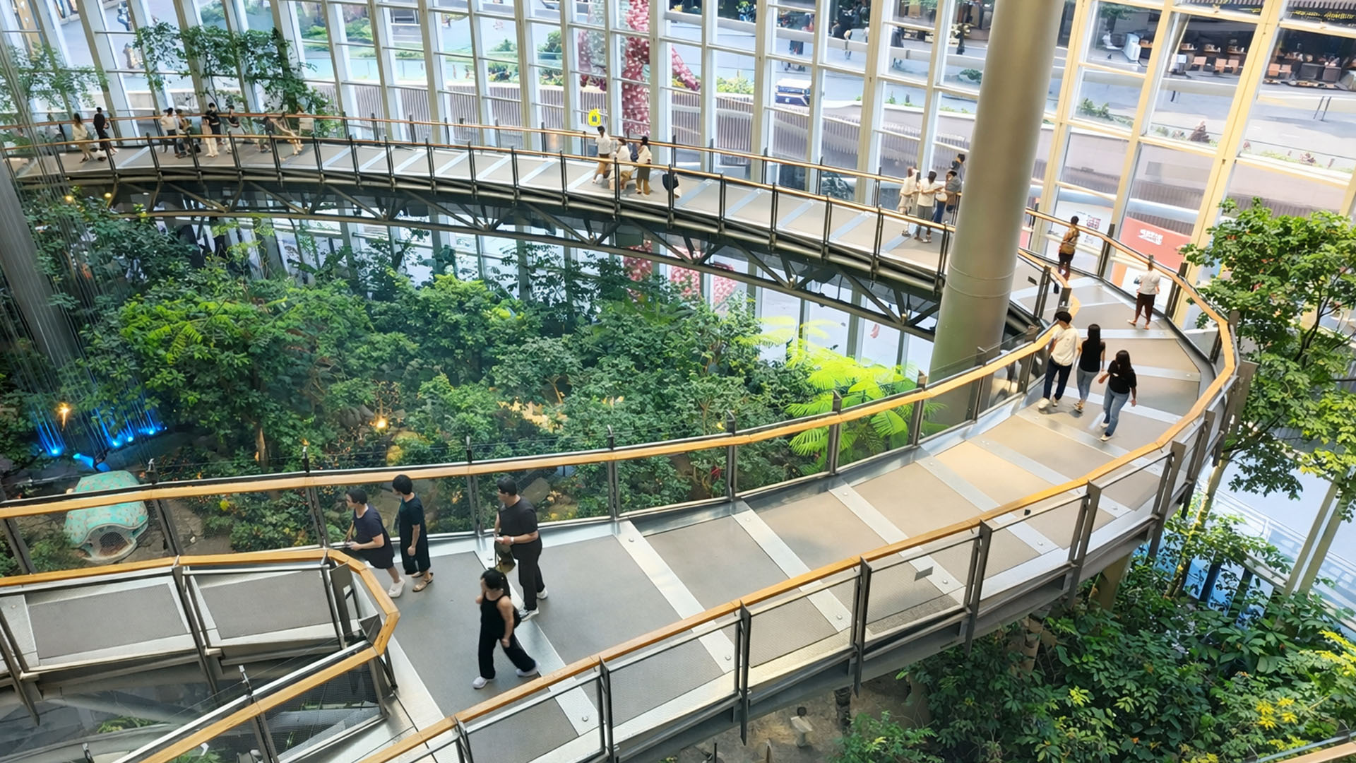 China’s glass interior bridge gives a scenic view while walking